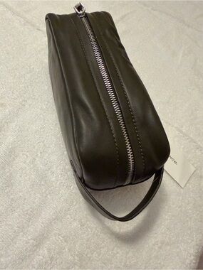 NWT VINCE. Olive Green Leather Toiletry Dopp Kit VM054